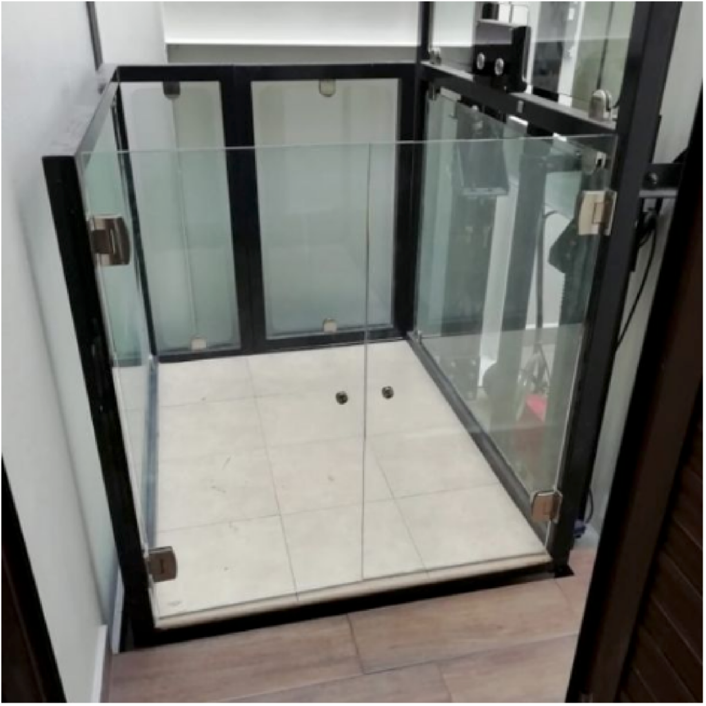 Elevador de media cabina con capacidad reducida, ideal para transportar personas y sillas de ruedas.